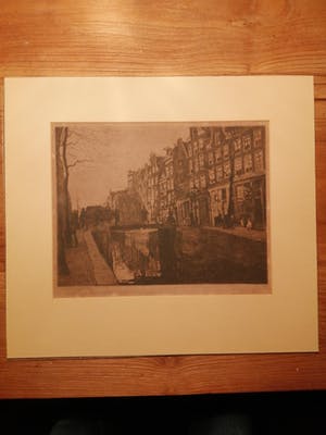 Pol Dom - Amsterdams stadsgezicht met gracht,bruggetje en figuren op straat kopen? Bied vanaf 1!