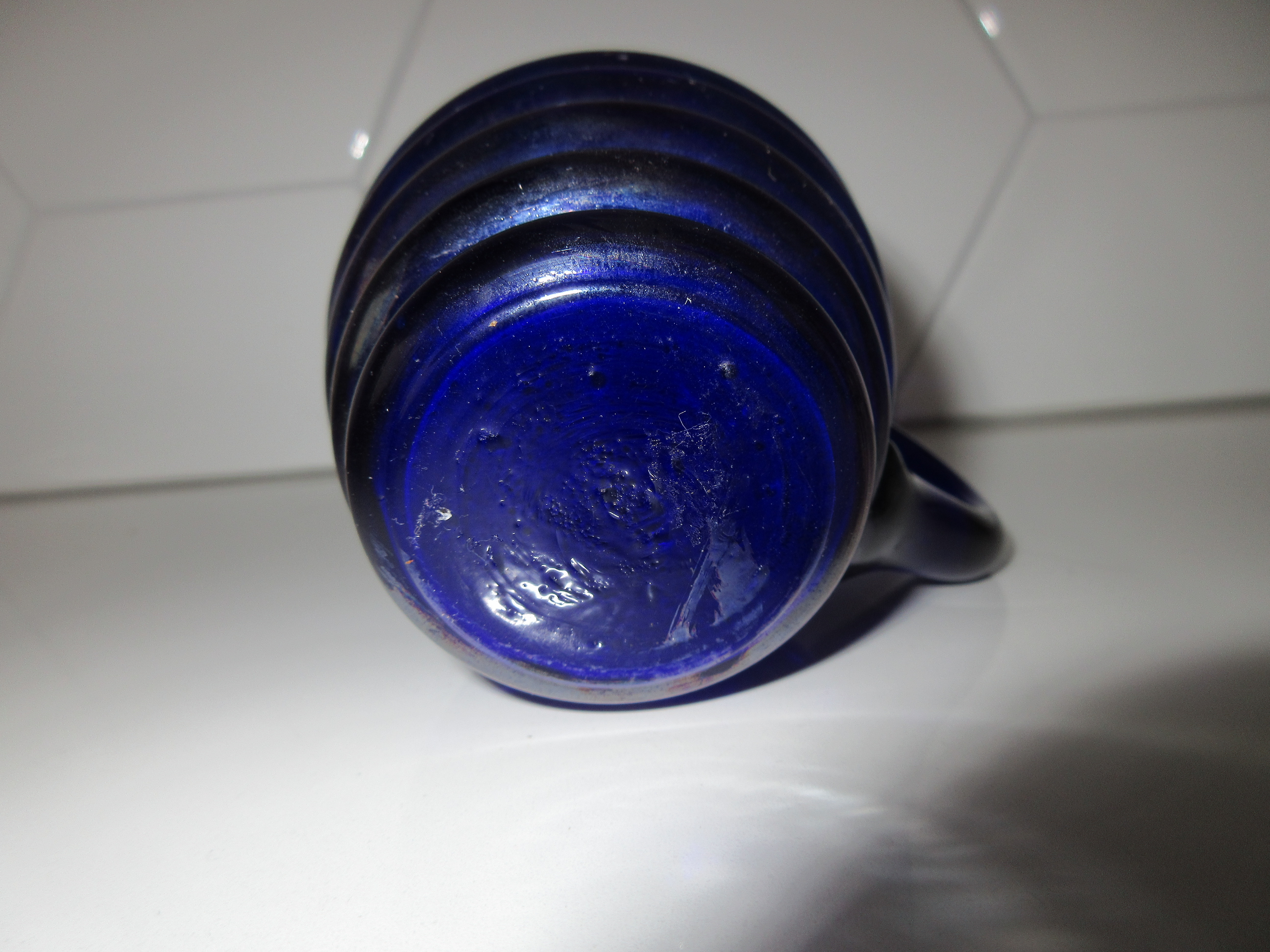 Niet of onleesbaar gesigneerd - Irise cobalt blauw geribbeld art nouveau glazen kannetje en beker met hengsel kopen? Bied vanaf 1!