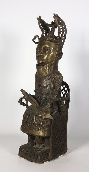 Benin - Brons, Zittende heerser op troon met zwaard kopen? Bied vanaf 225!
