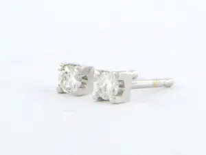 18k gouden solitair oorknoppen bezet met briljant geslepen diamant tot. 0,12ct kopen? Bied vanaf 210!