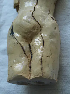 Niet of onleesbaar gesigneerd - Keramieken beeldje , Femme imparfaite – gesigneerd ‘T.S’ kopen? Bied vanaf 1!