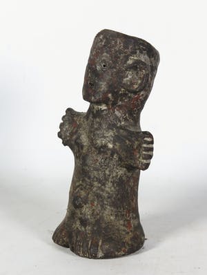 Niet of onleesbaar gesigneerd - Oude handpop van versteend materiaal met rood pigment kopen? Bied vanaf 1!