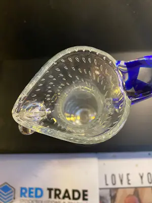 Borek Sipek - Mondgeblazen glazen schenkkannetje met luchtbellen en blauwe handgreep kopen? Bied vanaf 65!