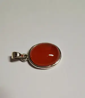 Nieuw zilveren hanger van 925 zilver, gezet met echte edelsteen: carneool. kopen? Bied vanaf 60!
