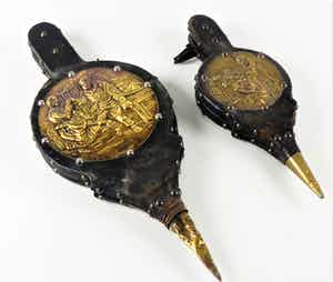 2 houten met zwart leer overtrokken blaasbalgen met koperen afwerkingen verkocht voor € 1!