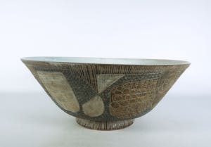 Dirk Hubers - Aardewerk, Sgrafitto schaal op voet kopen? Bied vanaf 100!