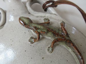 Ardine Spitters - Steengoed Object van een waterfles of zak gedecoreerd met een Salamander kopen? Bied vanaf 40!