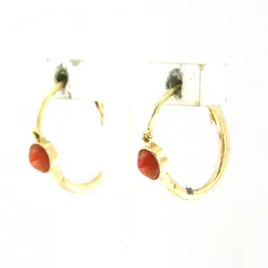 18k gouden oorhangers bezet met koraal kopen? Bied vanaf 110!