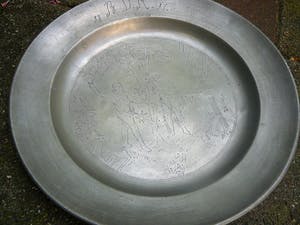 Niet of onleesbaar gesigneerd - Gedecoreerde tinnen schaal -1817- kopen? Bied vanaf 10!