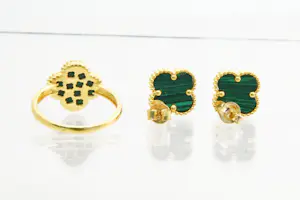 48 - Fraaie set  20krt gouden ring  + paar oorstekers met malachiet klaver 4 kopen? Bied vanaf 380!