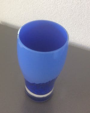 Niet of onleesbaar gesigneerd - VIER BLAUWE GLAZEN VAZEN kopen? Bied vanaf 1!