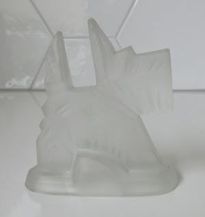 Niet of onleesbaar gesigneerd - Art deco modernistsch mat persglazen figuur van een Scottie kopen? Bied vanaf 10!