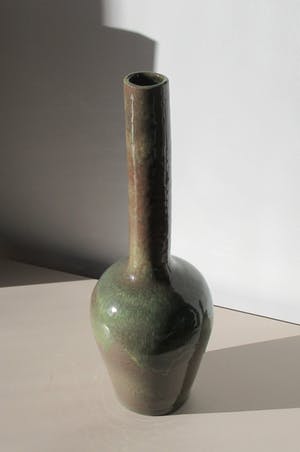 Niet of onleesbaar gesigneerd - Zeer grote keramische schoorsteenvaas met lichtgroen- en grijs druipglazuur kopen? Bied vanaf 1!