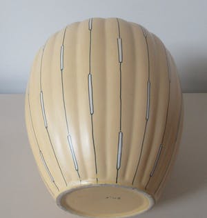 Plateelbakkerij Tiko - Grote eiergele platelen dekselvaas met lineair decor kopen? Bied vanaf 65!