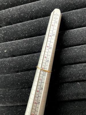 18kt gouden saffier ring   met simulanten diamantmaat 52/16,50, 2,84 gr kopen? Bied vanaf 120!