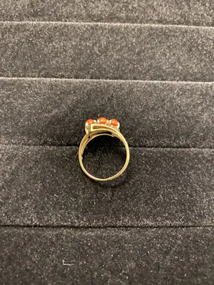 Geelgouden ring met 3 bloedkoralen kopen? Bied vanaf 80!