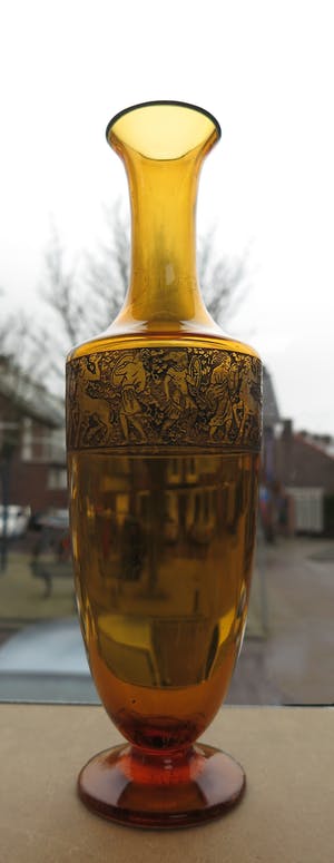 Moser - & Sohne - Amberkleurige amfoorvormige vaas met een band van vechtende Amazones kopen? Bied vanaf 100!