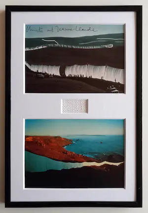 Christo - & Jeanne-Claude - Running Fence – gesigneerde artcard + 1 met origineel stofstuk kaufen? Bieten Sie von 390!