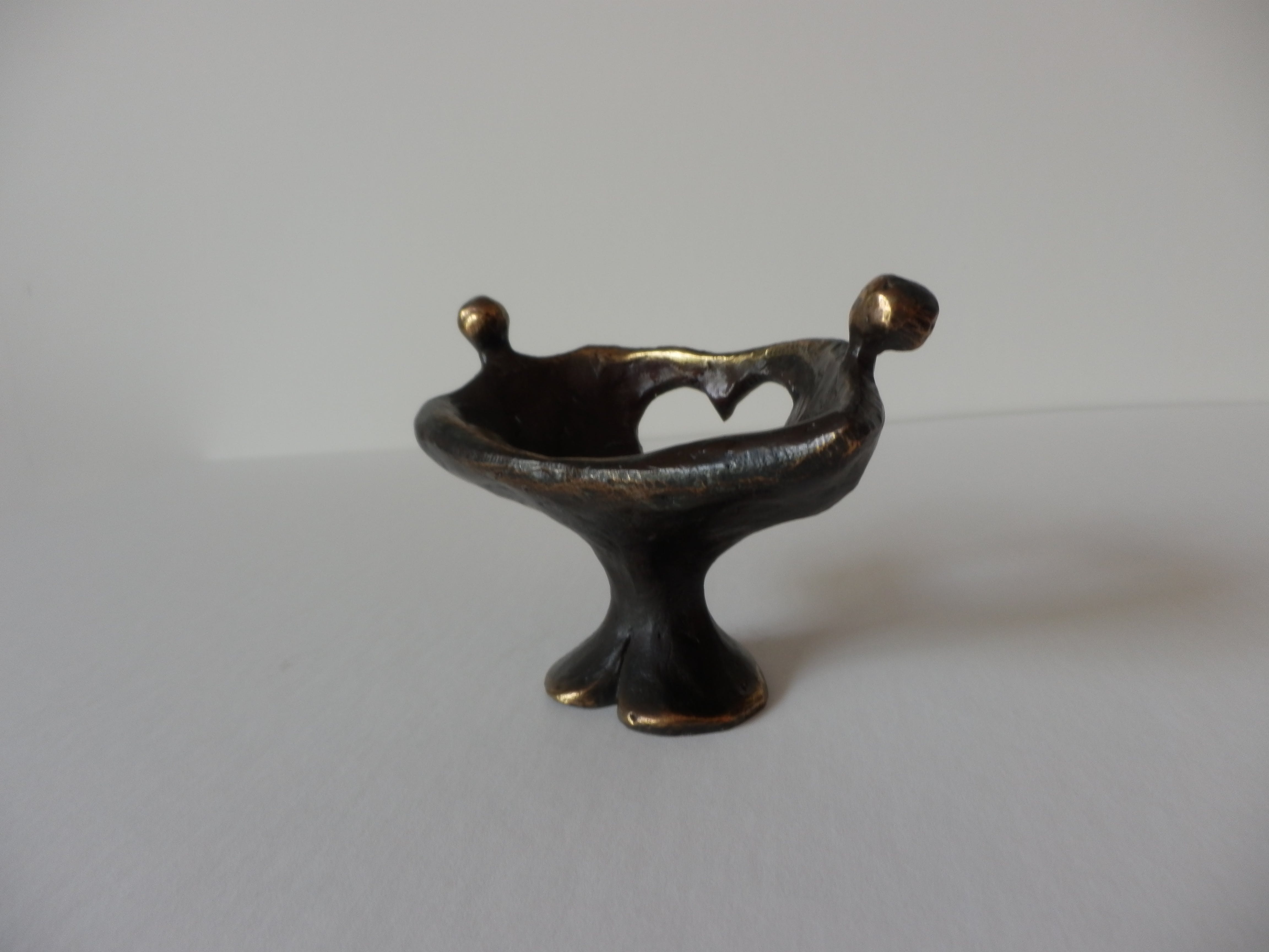 Niet of onleesbaar gesigneerd - BRONZEN BEELDJE ,, LOVE HEART ,, kopen? Bied vanaf 1!