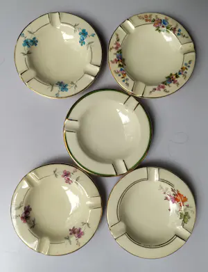 Plateelbakkerij Zuid-Holland - Schaaltje met verschillende asbakjes (9) kopen? Bied vanaf 25!