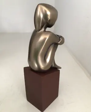 Janneke Ros - Beeld “ IN GEDACHTEN “. Gesigneerd kopen? Bied vanaf 1!