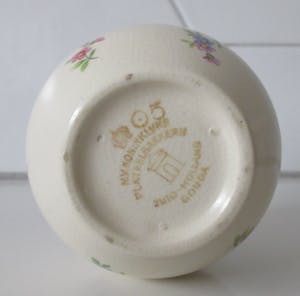 Plateelbakkerij Zuid-Holland - Miniatuur platelen bolvaasje met floraal decor kopen? Bied vanaf 12!