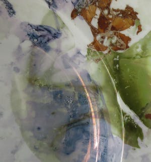 Niet of onleesbaar gesigneerd - Diep Aziatisch Porseleinen bord met gemarmerd lustglazuren decoratie kopen? Bied vanaf 1!