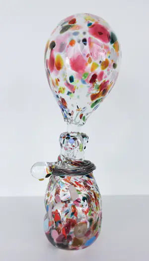 Yvon Trossèl - Glasobject, Vrolijke gekleurde glazen fles met grote 'ballon' dop kopen? Bied vanaf 100!