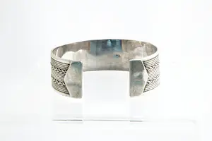 90- massief 1e gehlt zilveren open/klem  armband - bewerkt model kopen? Bied vanaf 60!