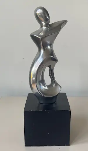 Niet of onleesbaar gesigneerd - Abstract Aluminium beeld op houten sokkel kaufen? Bieten Sie von 10!