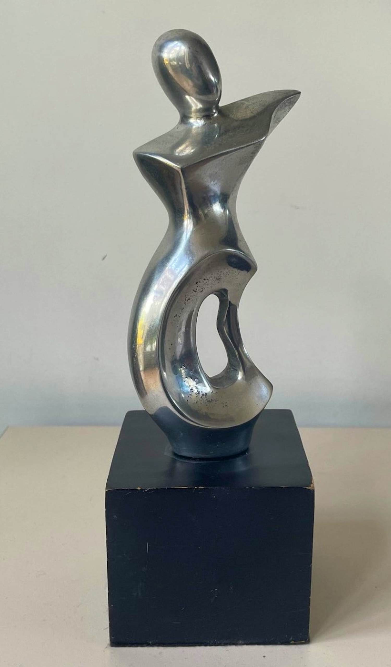 Niet of onleesbaar gesigneerd - Abstract Aluminium beeld op houten sokkel kopen? Bied vanaf 10!