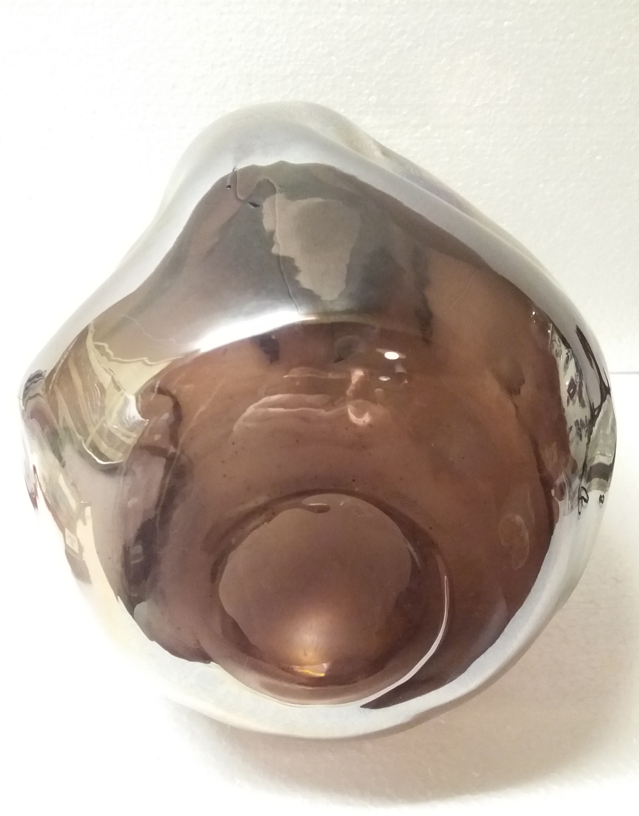 Niet of onleesbaar gesigneerd - Paarse gedeukte Glazen vaas met parelmoer kopen? Bied vanaf 1!