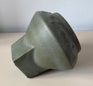 Keramische industrie Loré - Zeldzame brutalistische vaas modelnr B150 ontwerp Matt Camps kopen? Bied vanaf 1!