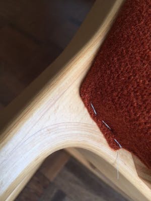 Magnus Olesen - Denemarken: Vier beukenhouten stoelen brique zitting en rugleuning kopen? Bied vanaf 150!