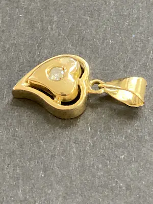18 karaats geelgouden hanger, hart bezet met een diamantje kopen? Bied vanaf 130!