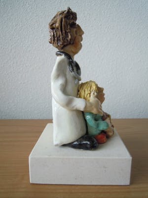 Niet of onleesbaar gesigneerd - Handgemaakt gesigneerd beeldje van DOKTER MET KIND. kopen? Bied vanaf 1!