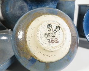 Carla van Ouwenaller - Aardewerk, Lot van 13 blauw geglazuurde schalen, vazen en borden kopen? Bied vanaf 50!