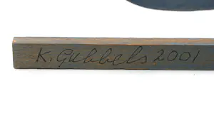 Klaas Gubbels - Blauw geverfd houten beeld, tafel met omgekeerde koffiekan - 2001 kopen? Bied vanaf 1250!