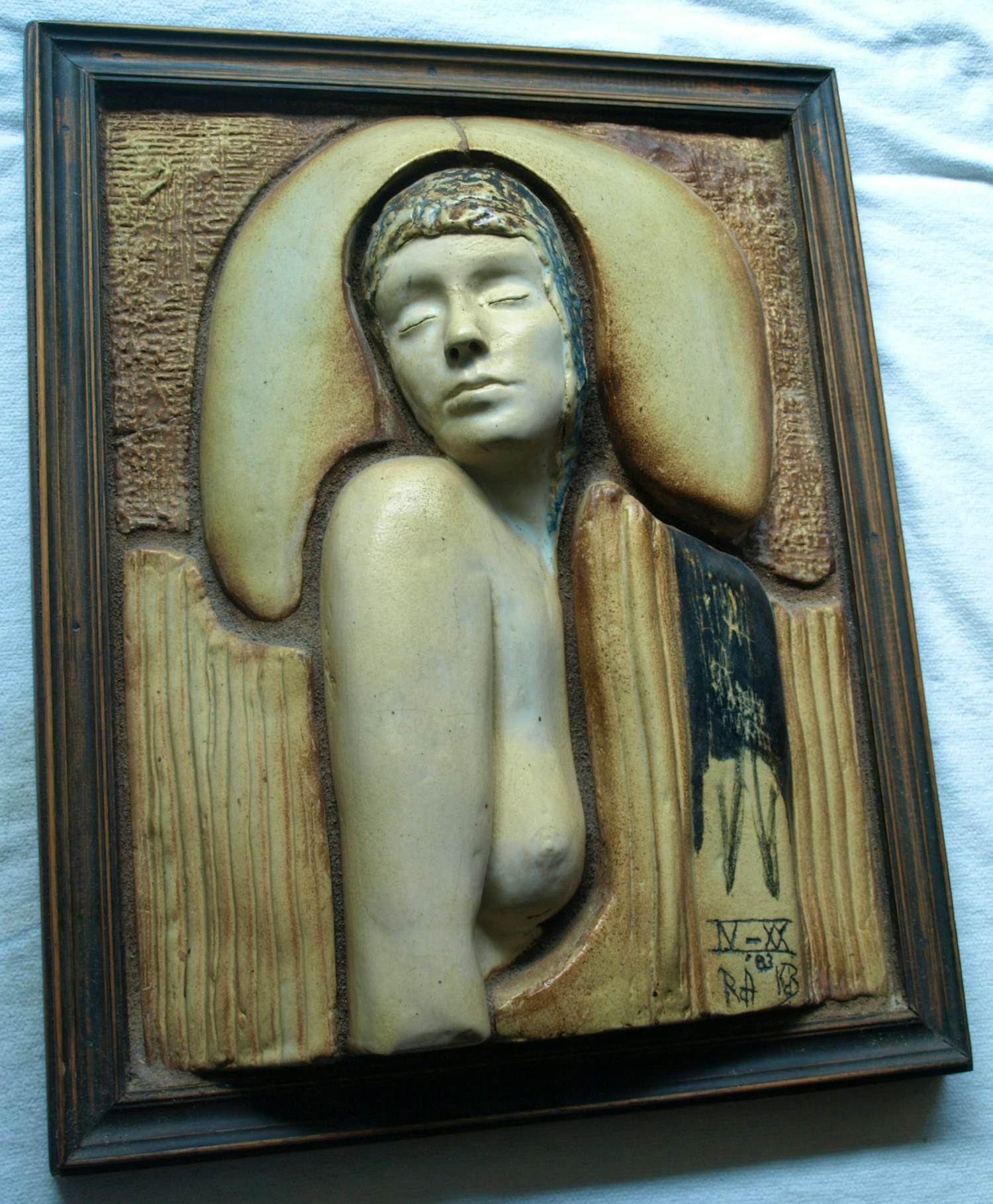 Klaas de Boer - & Reinier den Adel : Reliëfbeeld van keramiek , Keramisch tableau - 1983 kopen? Bied vanaf 500!