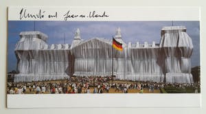 Christo - Wrapped Reichstag - XXL artcard - handgesigneerd - incl. groot stukje stof kaufen? Bieten Sie von 145!