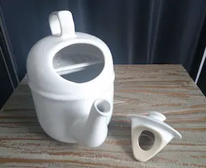 Niet of onleesbaar gesigneerd - Porseleinen "Tilting" theepot kopen? Bied vanaf 1!