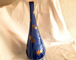 Sevres - Porzellan Vase original Sevres von 1900 mittelblau mit goldenem Blätter-Dekor kopen? Bied vanaf 290!