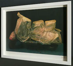 Christo - Gesigneerd - " Wrapped Vespa " - iconisch werk - fraai in handgemaakte lijst kopen? Bied vanaf 1090!