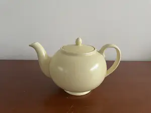 Plateelbakkerij Zuid-Holland - Plateelbakkerij Zuid Holland - Art deco gele theepot + kop- en schotels kopen? Bied vanaf 20!