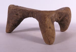 Samburu - Zeldzame driepotige stoel van hout kopen? Bied vanaf 20!