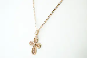 68 - Sierlijke 14 karaat rosé gouden collier met kruishanger kopen? Bied vanaf 140!