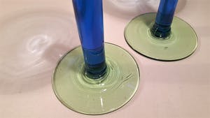 Niet of onleesbaar gesigneerd - Twee design glazen kaarsenhouders blauw met groene voet kopen? Bied vanaf 1!
