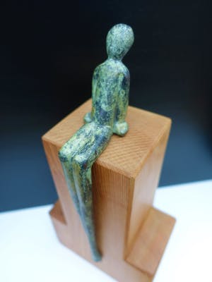 Brons (Onbekend) - langgerekt zittend brons kopen? Bied vanaf 60!