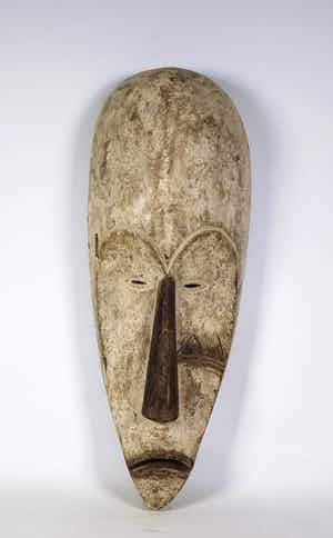 Fang - Groot houten Ngil masker met wit pigment verkocht voor € 60!