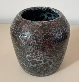 Niet of onleesbaar gesigneerd - Vintage aardewerken vaasje met lichtblauw bruisglazuur kopen? Bied vanaf 1!